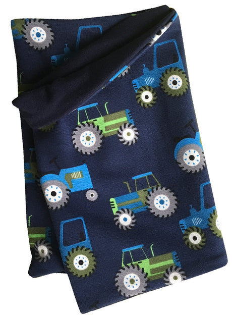 Wollhuhn Öko Jersey Halstuch in Dunkelblau mit Traktor-Muster, handgemacht, weich und dehnbar, ideal für Kinder ab einem Jahr, perfekt für Übergangszeiten.