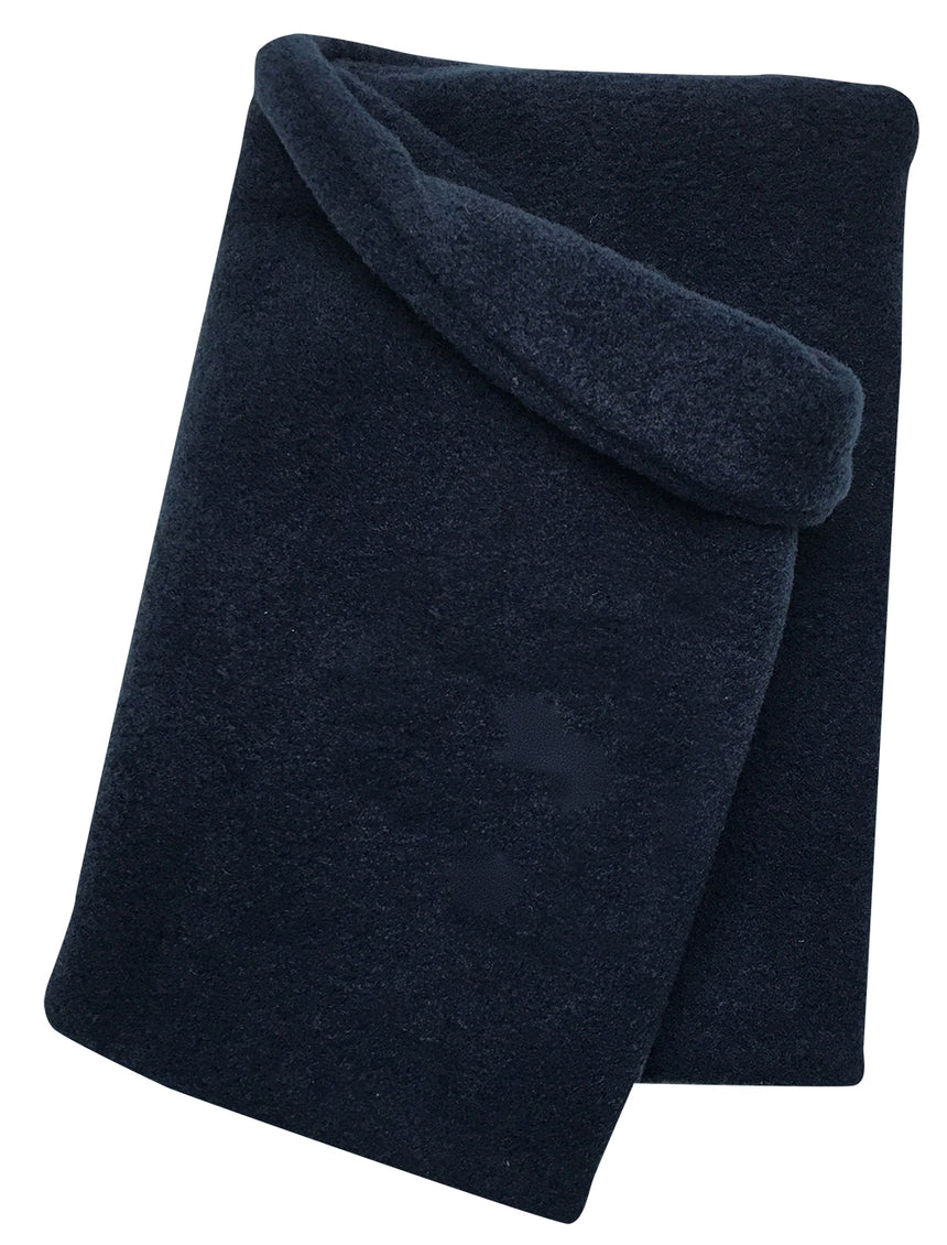 Wollhuhn WINTER Halstuch/Schlupfschal „Unser Wärmster“, doppellagiger, handgemachter Fleece-Loop, einfarbig dunkelblau, auf weißem Hintergrund gefaltet. Perfekt für Kinder und Erwachsene.
