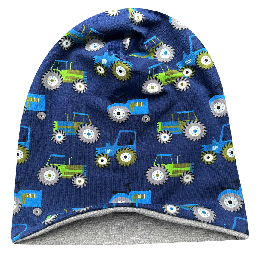 Wollhuhn Öko Long Beanie: Dunkelblaue Mütze mit Traktor-Muster, zweilagig, wendbar und weich, ideal für Kinder, passt sich an und hält warm.