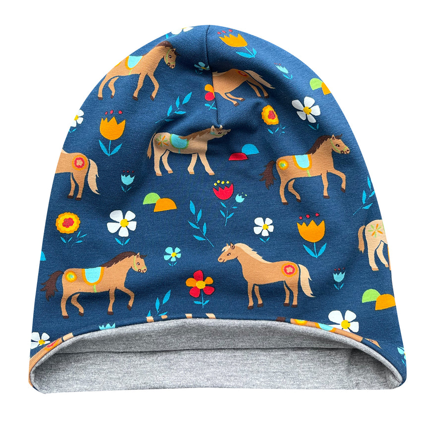 Wollhuhn Öko Long Beanie / Wendemütze, Ganzjährig, Zweilagig, Pony Blau: Blaue Beanie mit Pferde- und Blumenmuster, aus weichem, zweilagigem Baumwolljersey, ideal für Kinder.