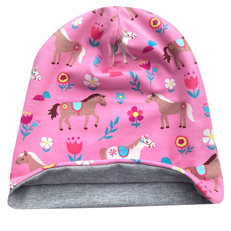 Wollhuhn Öko Long Beanie, zweilagig, rosa mit Pferde- und Blumendesign, aus weichem Baumwolljersey, wendbar, ideal für Kinder, sorgt für warmen Tragekomfort.