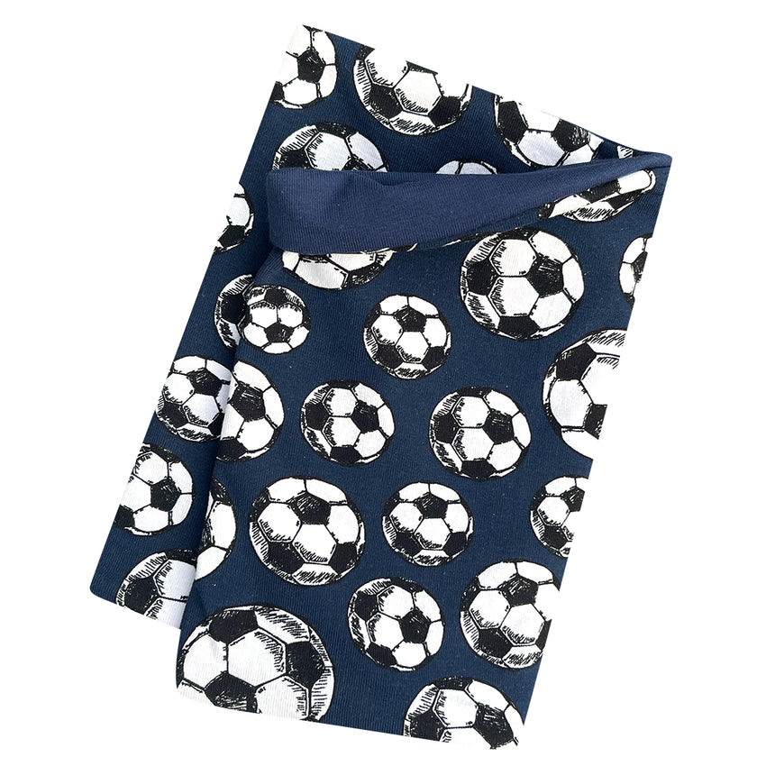 Der Wollhuhn Leichtes / Lockeres Öko Jersey Halstuch zeigt navy-blauen Stoff mit weißen und schwarzen Fußballmotiven, ideal für Frühling und Sommer.