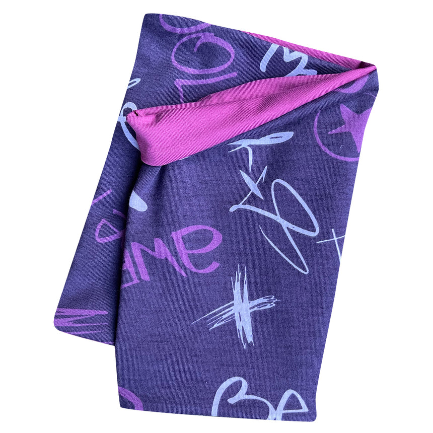 Wollhuhn Leichtes Lockeres Öko Jersey Halstuch, handgefertigt, zeigt ein violettes Muster, ideal für Kinder, einfach über den Kopf zu ziehen. Perfekt für Übergangszeiten.