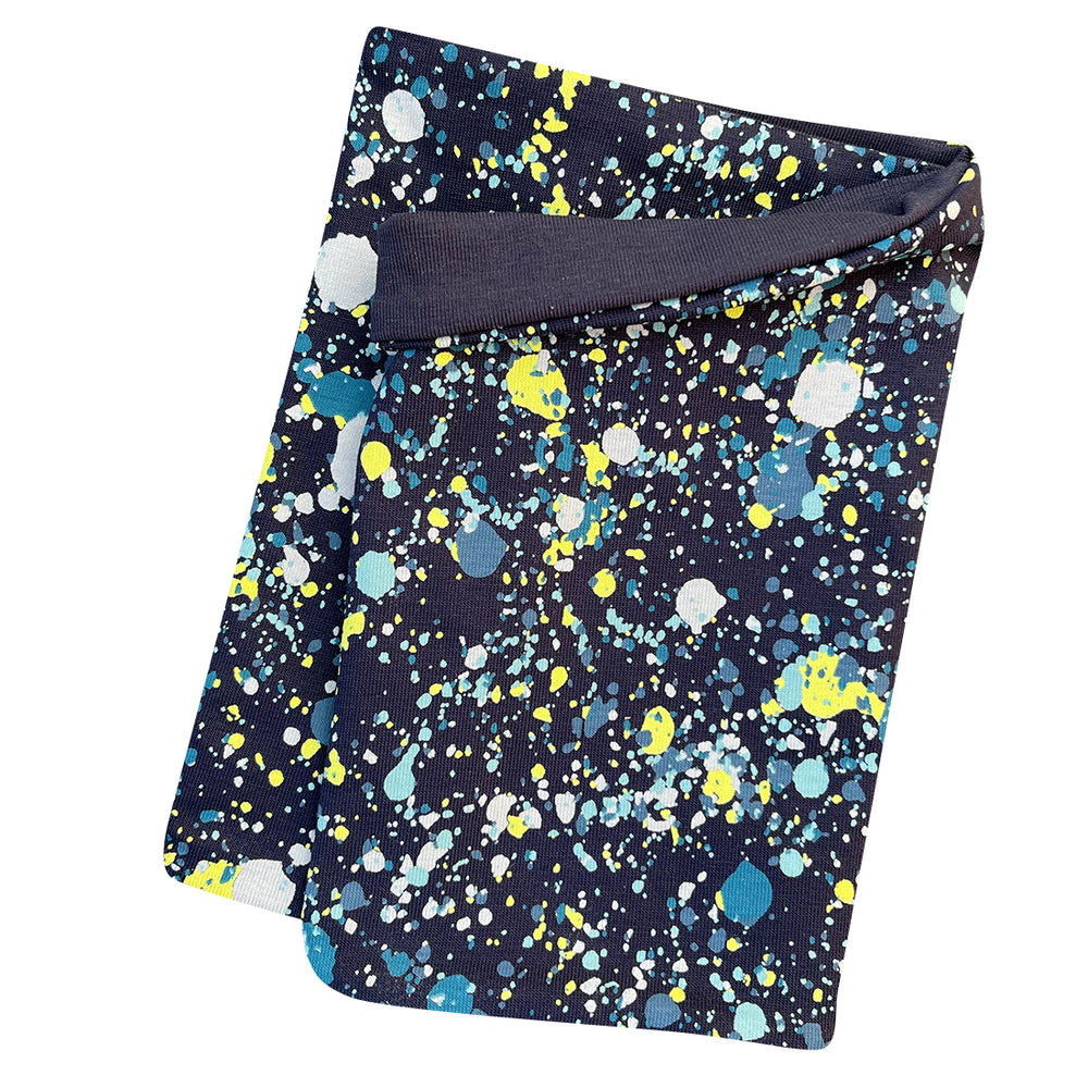 Wollhuhn Leichtes Öko Jersey Halstuch Splatter Dunkelblau, handgemachter Schlupfschal aus weichem Jersey mit blau-gelbem Sprenkelmuster, locker und wendbar, ideal für Kinder.