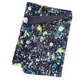 Wollhuhn Leichtes Öko Jersey Halstuch Splatter Dunkelblau, handgemachter Schlupfschal aus weichem Jersey mit blau-gelbem Sprenkelmuster, locker und wendbar, ideal für Kinder.