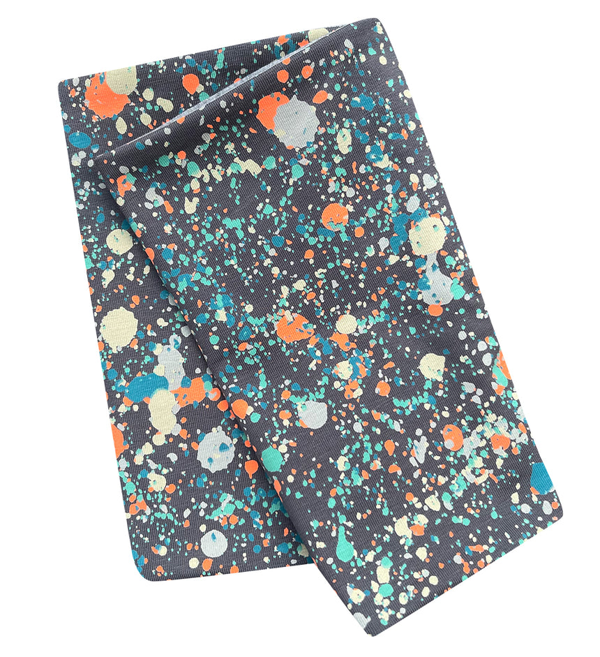 Wollhuhn Leichtes Öko Jersey Halstuch mit farbenfrohem Spritzmuster, handgefertigt und wendbar, ideal für Übergangszeiten, weich und bequem für Kinder.