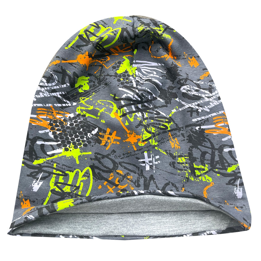 Wollhuhn Öko Long Beanie/Wendemütze mit buntem Graffiti-Design auf grauem Hintergrund, bequem und wendbar, ideal für Kinder und Jugendliche, handgefertigt in Deutschland.