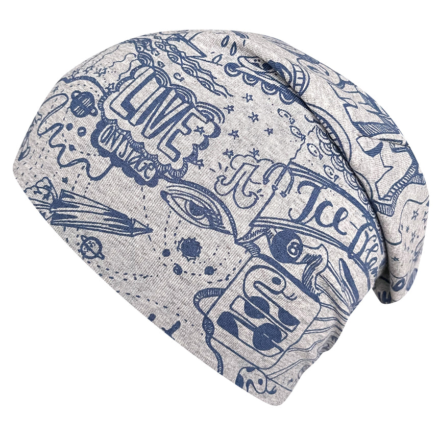 Wollhuhn Öko Long Beanie / Wendemütze, zweilagig, zeigt blaue Zeichnungen auf grauem Hintergrund, aus weichem, dehnbarem Öko-Jersey, handgefertigt für angenehmen Tragekomfort.