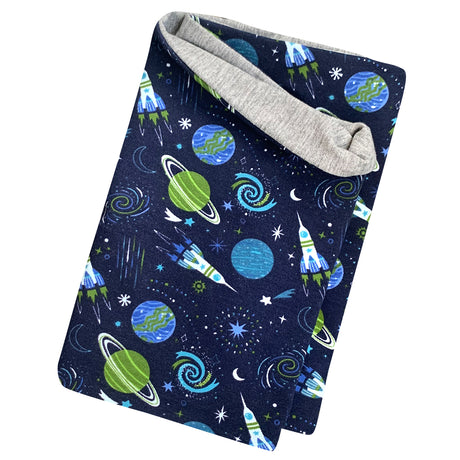 Wollhuhn Leichtes Lockeres Öko Jersey Halstuch mit Weltraumdesign, zeigt Raketen und Planeten. Perfekt für Kinder, handgemacht in Deutschland. Ideal für Frühling und Sommer.