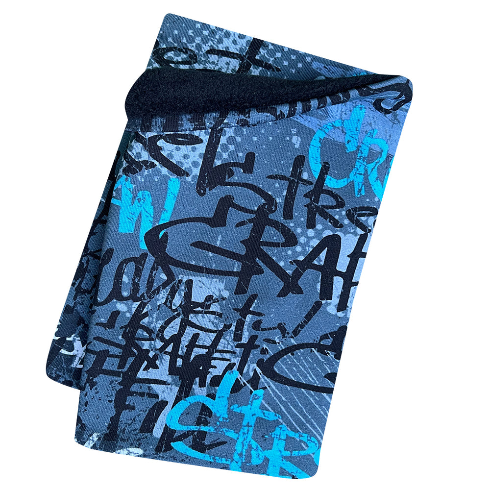 Wollhuhn Halstuch / Schlupfschal / Loop WARM, Innen Fleece, in Blau mit Graffiti Skater-Motiv. Handgefertigt und weich, ideal für kalte Tage.