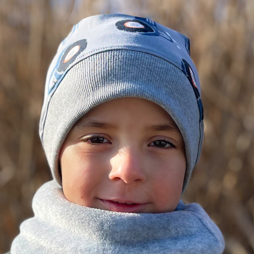 Kind mit Wollhuhn Dünne Öko Beanie-Mütze, handgemacht aus elastischem Öko-Jersey. Beanie passt sich an, ideal für Übergangswetter. Perfekte Passform und komfortabel.