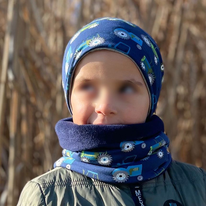 Kind trägt Wollhuhn Öko Long Beanie, Wendemütze, Ganzjährig, zweilagig, Traktor/Trecker Dunkelblau, angenehm locker sitzend, ideal für Übergangs- und Winterzeit.