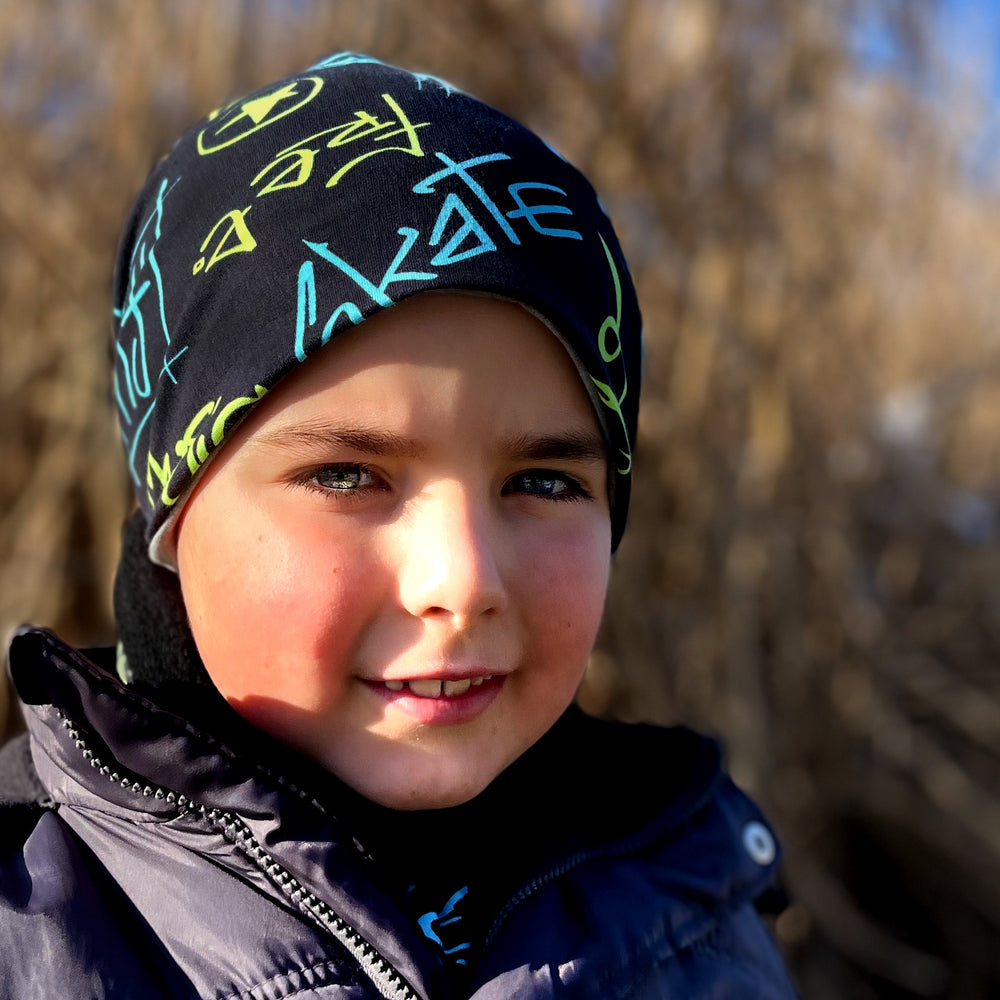 Junge trägt Wollhuhn Öko Long Beanie, zweilagig, angenehm locker, schützt Ohren. Ideal für Kinder, aus weichem Baumwolljersey, handgefertigt in Deutschland.