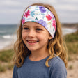 Nahaufnahme eines Mädchens mit Wollhuhn Elastisches Öko Stirnband aus zweilagigem Jersey, ideal für Sport und Outdoor-Aktivitäten, handgefertigt in Deutschland.