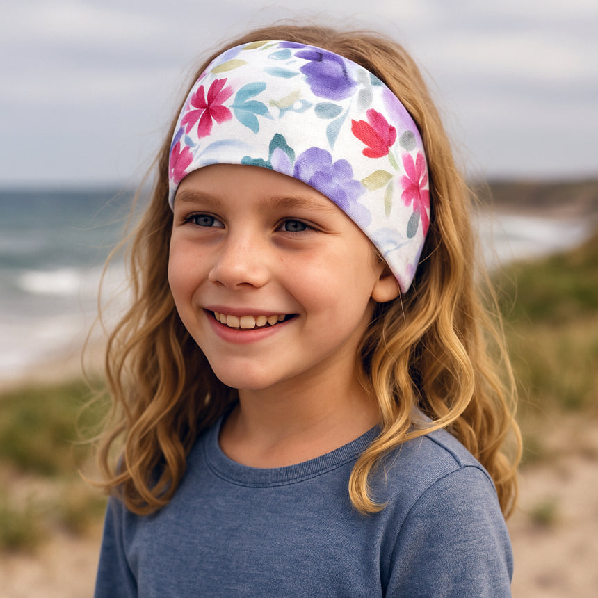 Nahaufnahme eines Mädchens mit Wollhuhn Elastisches Öko Stirnband aus zweilagigem Jersey, ideal für Sport und Outdoor-Aktivitäten, handgefertigt in Deutschland.