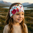 Mädchen trägt Wollhuhn Elastisches Öko Stirnband/Haarband Jersey Zweilagig Breit Rosen Weiß/Bunt, handgemacht, weich, vielseitig für Outdoor-Aktivitäten, Schule und Sport.