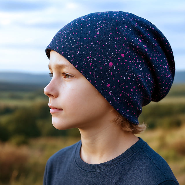 Kind trägt Wollhuhn Öko Long Beanie, zweilagige Wendemütze, aus weichem Jersey, ideal für ganzjährigen Gebrauch, handgefertigt in Deutschland.