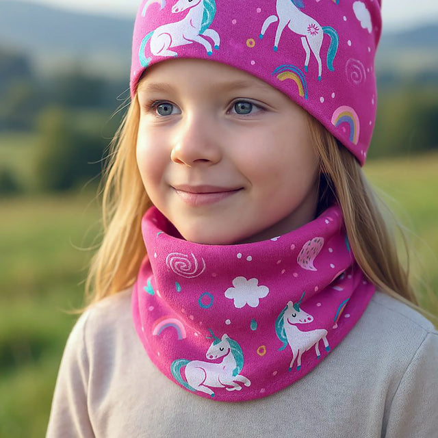 Mädchen trägt Wollhuhn Halstuch / Schlupfschal / Loop WARM mit Fleece, Einhörner Beere, ideal für kalte Tage, handgemacht in Deutschland.