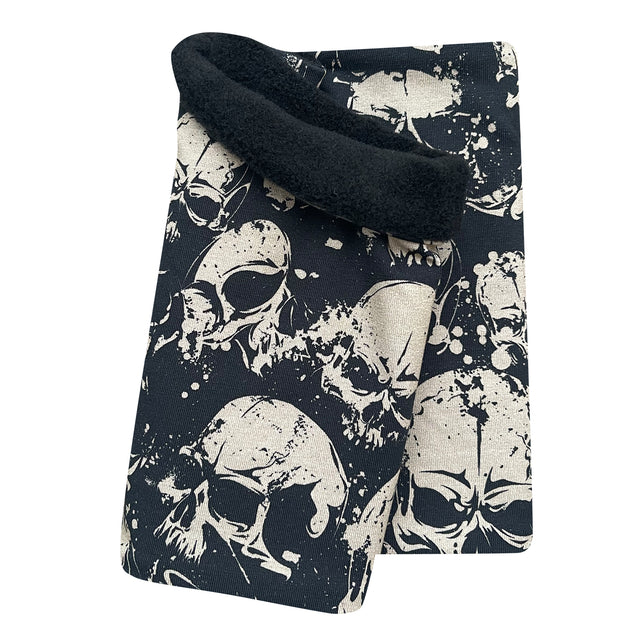 Wollhuhn Halstuch / Schlupfschal mit Fleece, zeigt ein cooles Totenkopf-Design, handgefertigt für Komfort und Wärme, ideal für kalte Tage.