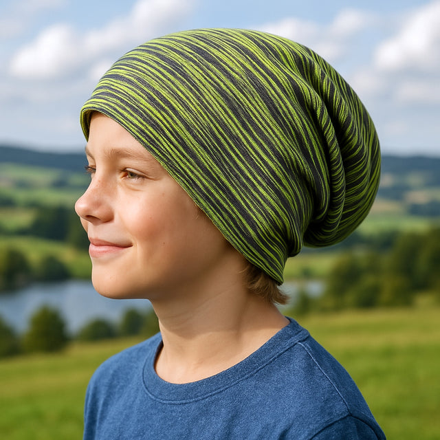 Junge trägt Wollhuhn Öko Long Beanie, zweilagig, aus weichem Baumwolljersey, bequem und formbeständig. Ideal für alle Jahreszeiten, handgemacht in Deutschland.