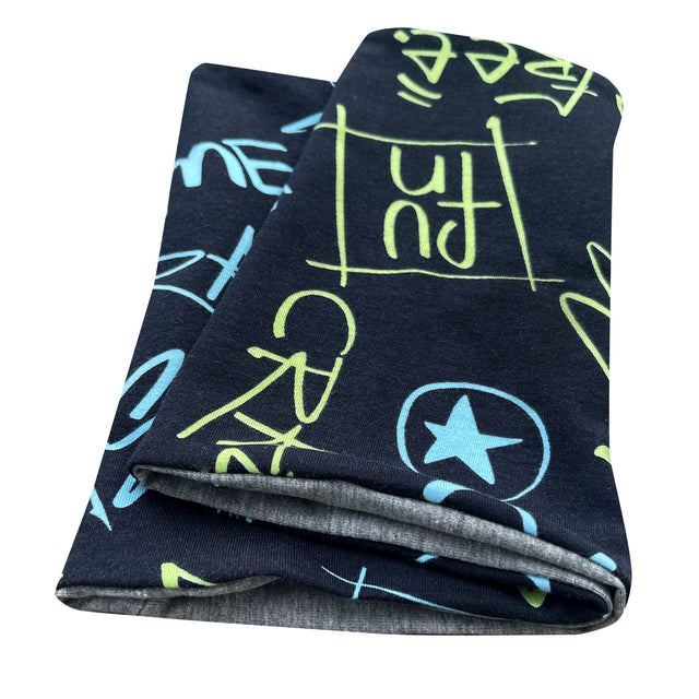 Wollhuhn Leichtes Lockeres Öko Jersey Halstuch mit blauen und grünen Schriftzügen, handgemacht in Deutschland, ideal für Kinder, perfekt für Frühling bis Herbst.