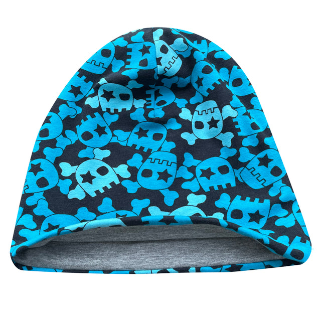 Wollhuhn Öko Long Beanie: Zweilagige, wendbare Mütze mit blauen und schwarzen Totenköpfen, handgefertigt aus weichem Jersey, ideal für ganzjähriges Tragen.