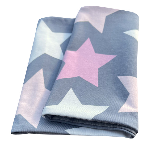 Wollhuhn Leichtes Lockeres Öko Jersey Halstuch, gefaltet mit großen Sternenmotiv, ideal für Kinder, handgefertigt aus weichem, hautfreundlichem Material, perfekt für Übergangszeiten.