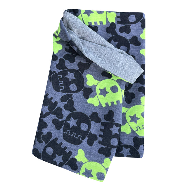 Wollhuhn Leichtes Lockeres Öko Jersey Halstuch mit grünen Totenköpfen auf grauem Stoff, handgemacht und ideal für Frühling und Sommer. Perfekt für empfindliche Kinderhaut.