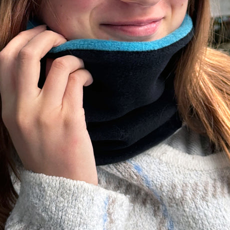 Frau trägt das Wollhuhn WINTER Halstuch/Schlupfschal „Unser Wärmster“, doppellagig aus Fleece, ideal für kalte Tage, handgemacht in Deutschland.