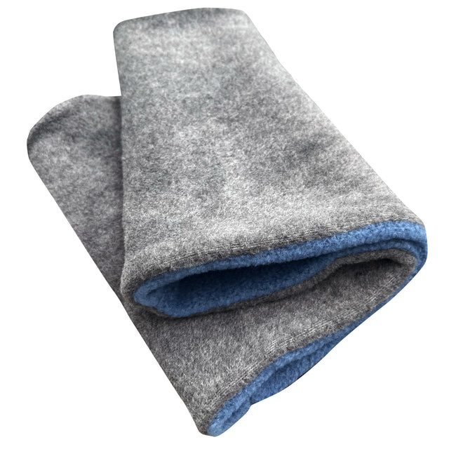 Wollhuhn WINTER Halstuch/Schlupfschal „Unser Wärmster“ aus doppellagigem Fleece, anthrazit/jeansblau, sorgfältig handgefertigt, gefaltet präsentiert. Ideal für Wind- und Kälteschutz.