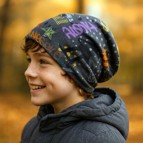 Junger Junge trägt Wollhuhn Öko Long Beanie, Wendemütze, zweilagig, cooles Design, passend für Herbsttage, handgemacht und bequem.