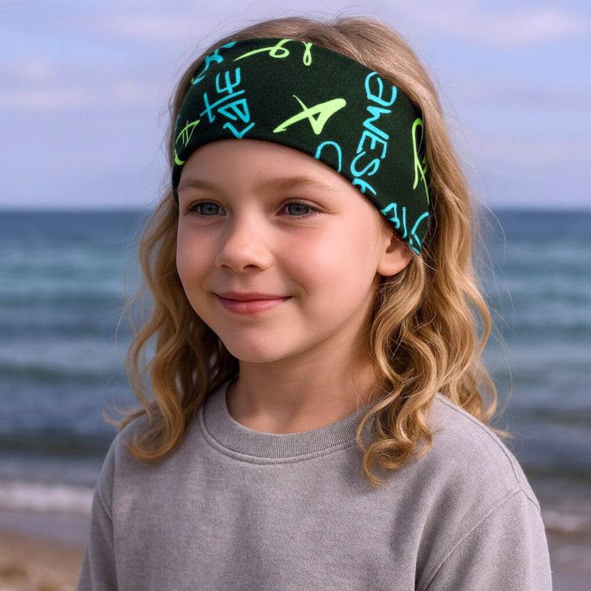 Kind am Strand mit Wollhuhn Elastisches Öko Stirnband / Haarband Jersey Zweilagig Breit Cool Music Schwarz/Blau/Grün, handgefertigt aus weicher, dehnbarer Bio-Baumwolle.