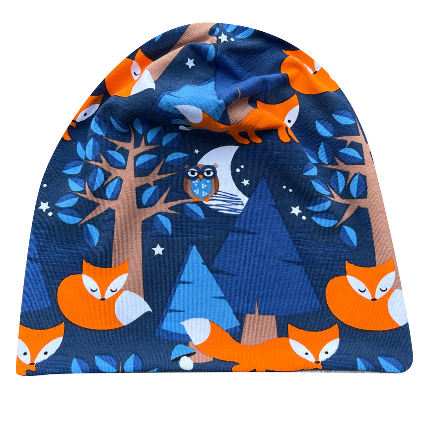 Wollhuhn Öko Long Beanie, zweilagig, mit Fuchs- und Baummuster. Handgefertigt, wendbar, ideal für Kinder, angenehm zu tragen und ganzjährig geeignet.