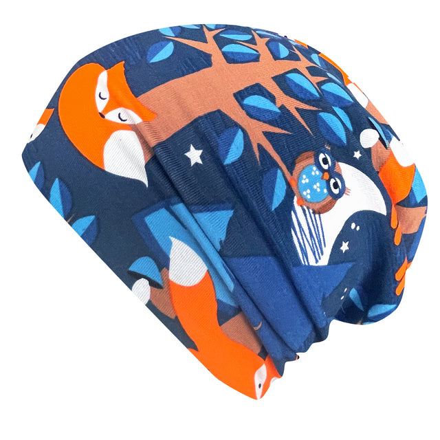 Wollhuhn Öko Long Beanie, zweilagig und wendbar, mit blauen und orangenen Eulenmotiven. Handgefertigt, weich und dehnbar für komfortablen Sitz, ideal ganzjährig.