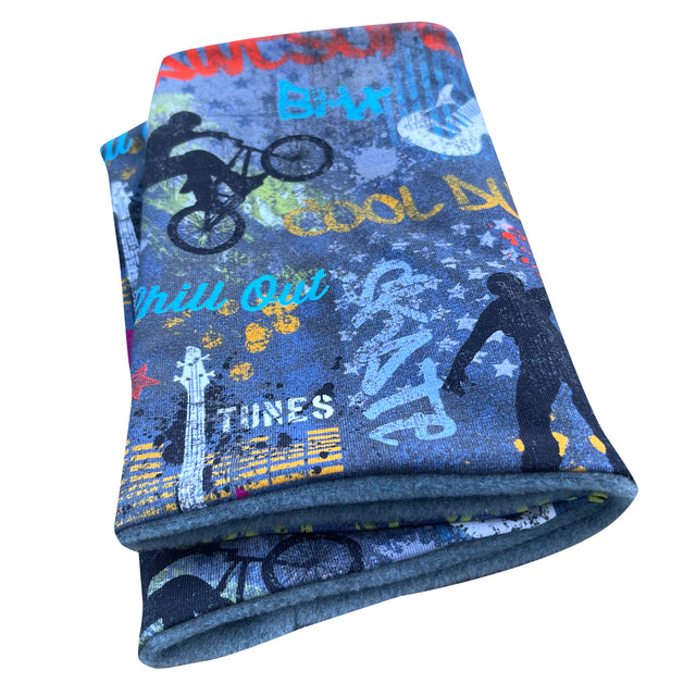 Wollhuhn Halstuch / Schlupfschal / Loop WARM, Innen Fleece, zeigt ein Fahrradmotiv auf blauem Stoff, ideal für kalte Tage, handgemacht in Deutschland.