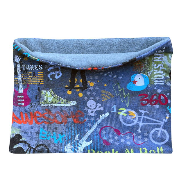 Wollhuhn Halstuch / Schlupfschal / Loop WARM, Innen Fleece, Cool Stuff Jeansblau, detailreiche blaue Tasche als Accessoire mit Fahrradmotiv auf Stoffoberfläche.