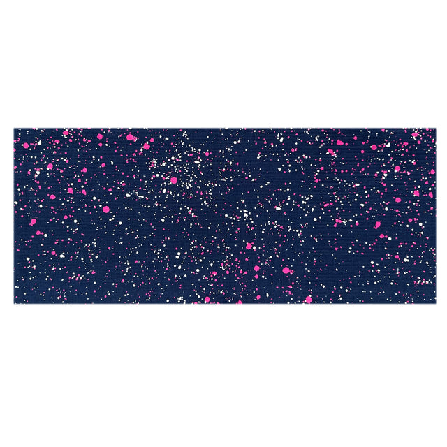 Nahaufnahme des Wollhuhn Elastisches Öko Stirnband / Haarband Jersey Zweilagig Breit Galaxy Sprenkel Rot, handgemacht aus weichem, dehnbarem Bio-Baumwollstoff mit blauen und pinken Sprenkeln.