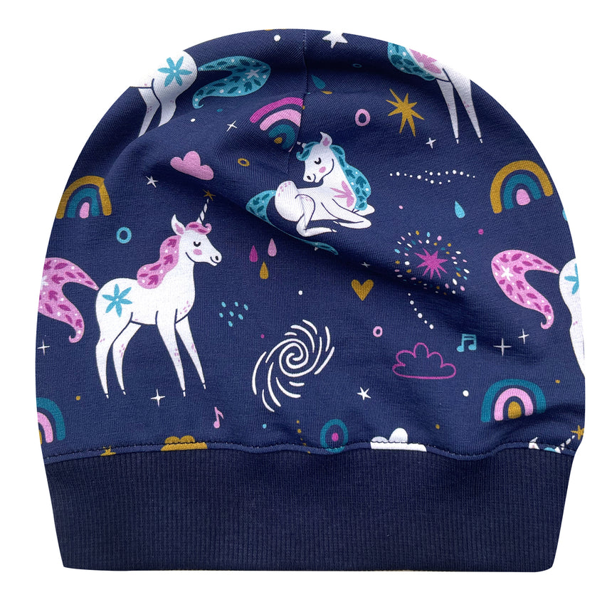 Wollhuhn Dünne Öko Beanie-Mütze, dunkelblau mit weißen Einhörnern und Regenbögen, handgemacht aus elastischem Öko-Jersey, ideal für Übergangszeiten und kühle Sommertage.
