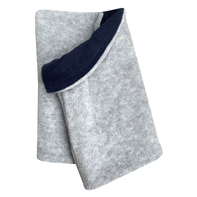 Gefalteter Wollhuhn WINTER Halstuch/Schlupfschal „Unser Wärmster“ aus zwei Lagen Fleece, dunkelblau und hellgrau, handgefertigt, weich und wendbar, ideal für kalte Tage.