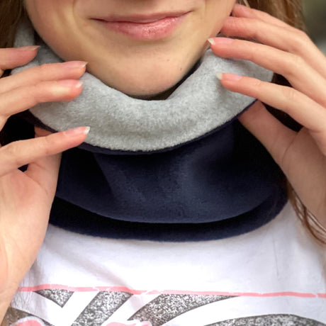 Frau trägt Wollhuhn WINTER Halstuch/Schlupfschal „Unser Wärmster“, doppellagiger Fleece, ideal für Kälte, handgefertigt in Deutschland. Perfekt für Kinder und Erwachsene.