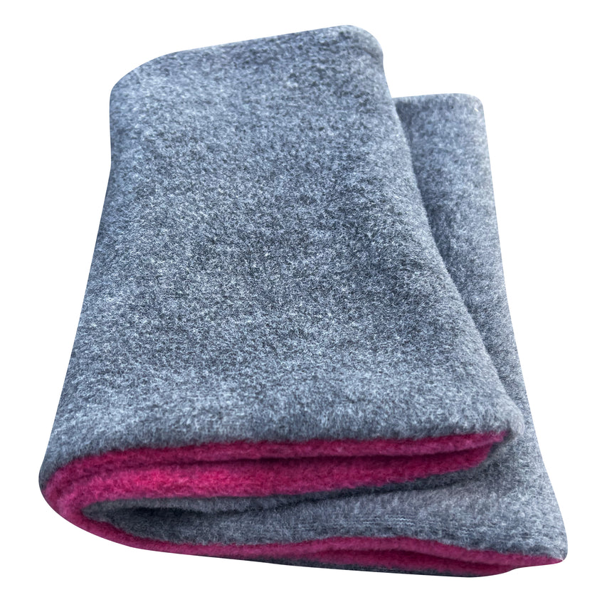 Wollhuhn WINTER Halstuch/Schlupfschal „Unser Wärmster“ aus doppellagigem Fleece, grau und pink, handgenäht, weich und kuschelig, ideal für kühle Tage.