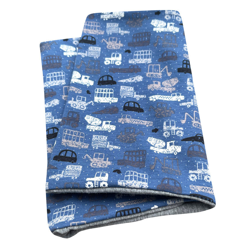 Wollhuhn Leichtes Öko Jersey Halstuch in Jeansblau mit Auto- und Lkw-Muster, ideal für Kinder, handgefertigt und wendbar für zwei Looks.