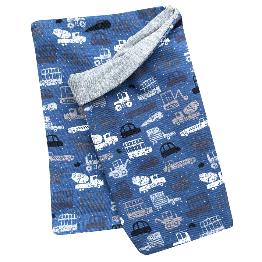 Wollhuhn Leichtes Öko Jersey Halstuch in Jeansblau mit Auto- und Lastwagenmotiv, handgemacht, weich und wendbar, ideal für Kinder in Übergangszeiten.