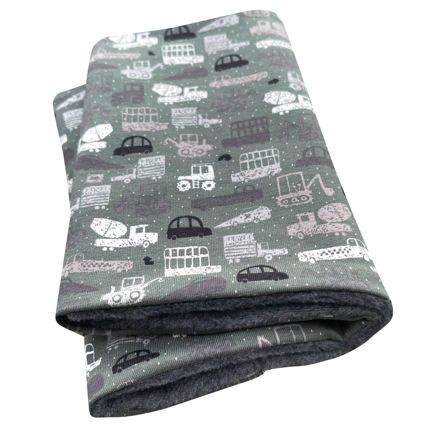 Wollhuhn Halstuch / Schlupfschal / Loop WARM mit Fleece, gefaltet, zeigt bunte Autos und Lastwagen-Motiv, ideal für Kinder, handgemacht in Deutschland.