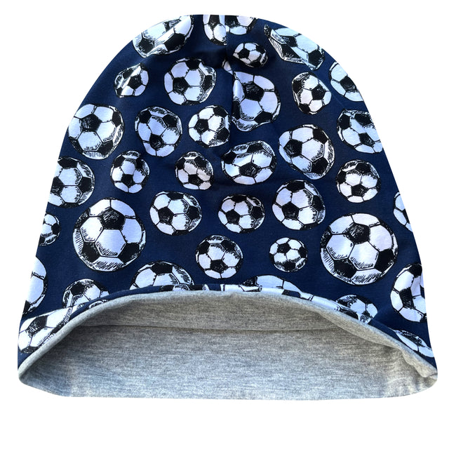 Wollhuhn Öko Long Beanie: Zweilagige, dunkelblau-weiße Wendemütze mit Fußball-Muster, aus weichem Baumwolljersey, ideal für Kinder, handgefertigt in Deutschland.