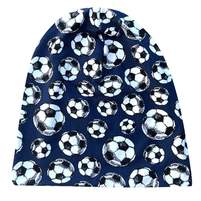Wollhuhn Öko Long Beanie, zweilagig, mit Fußballmuster. Handgefertigt, weich und formbeständig, ideal für Kinder, bietet angenehmen Sitz und Wärmeschutz.