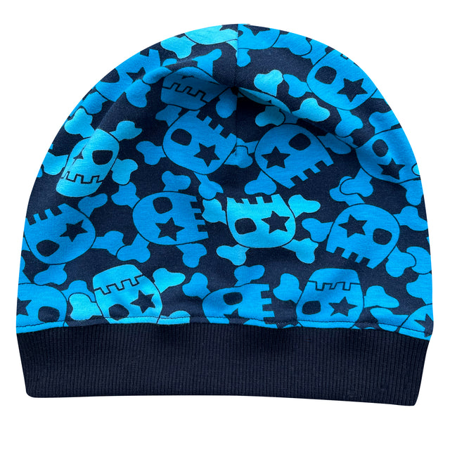 Wollhuhn Dünne Öko Beanie-Mütze mit schwarzen und blauen Totenköpfen, handgefertigt aus weichem Öko-Jersey, ideal für Übergangszeiten und sportliche Aktivitäten.