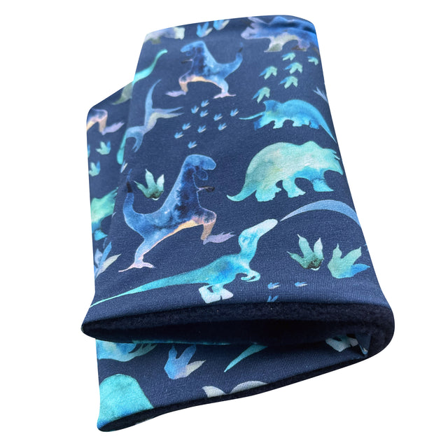 Wollhuhn Halstuch / Schlupfschal / Loop WARM, Innen Fleece, Dinos Blau, zeigt blaue Stoffe mit Dinosauriermotiv, ideal für kalte Tage.
