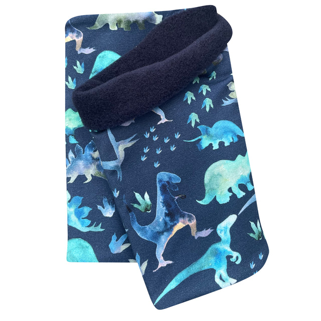 Wollhuhn Halstuch/Schlupfschal/Loop WARM mit Dinosauriermuster auf blauem Hintergrund, handgefertigt, mit weichem Fleecefutter für Komfort und Kälteschutz. Ideal für Kinder und Erwachsene.