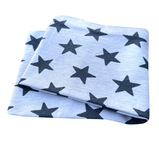 Wollhuhn Elastisches Öko Stirnband, blau-weiß gefaltet mit schwarzen Sternen, aus weichem Jersey, handgefertigt in Deutschland, ideal für vielseitige Tragemöglichkeiten.